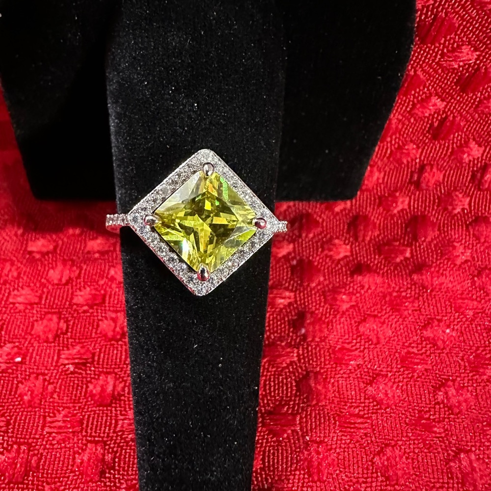 Costume Jewelry Ring. Size 8.
